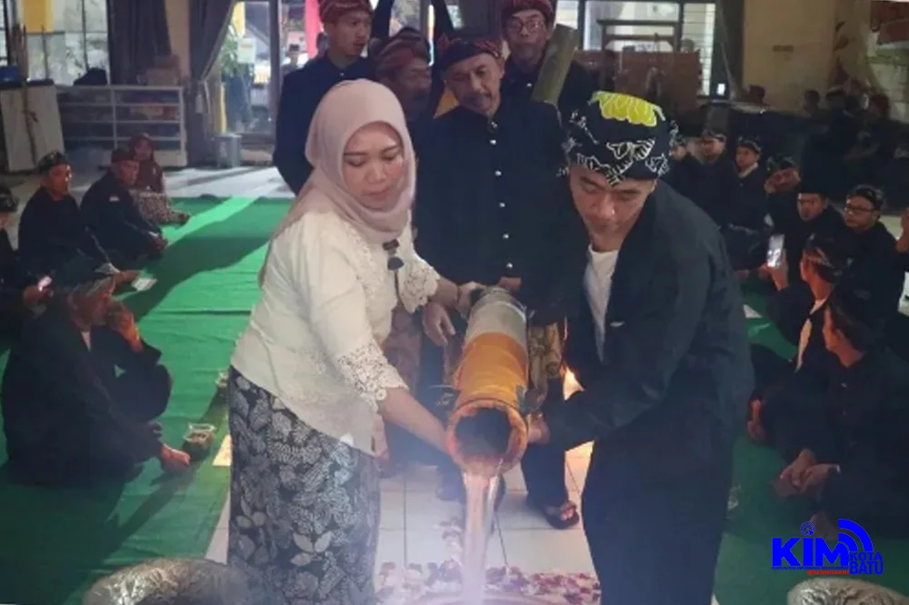 Prosesi Mendhak Tirta Sebelum Selamatan Desa Pesanggrahan Ke-167